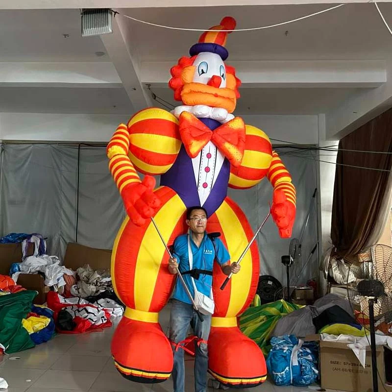 Uppblåsbar clownman som bär paraddocka